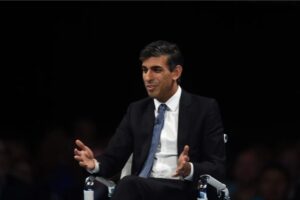 El Reino Unido planea un aumento de impuestos y recorte del gasto por la crisis 9 Está también por saber qué áreas del sector público se verán afectadas por el recorte del gasto, si bien el Ejecutivo ha indicado que la Sanidad -NHS, Servicio Nacional de Salud- estará protegida.Sunak ha prometido ayudas para los grupos con los menores ingresos, entre ellos los pensionistas, por lo que se espera que mantenga los incrementos de las pensiones y los subsidios estatales al ritmo del aumento de la inflación. Contracción económica El producto interior bruto (PIB) del Reino Unido cayó el 0,2 % entre julio y septiembre, frente al crecimiento del 0,2 % en los tres meses anteriores, arrastrado por el sector industrial. A finales de septiembre la deuda acumulada del Reino Unido se situaba en 2,45 billones de libras (2,80 billones de euros), lo que equivale al 98 % del PIB. Para frenar la inflación, el Banco de Inglaterra anunció recientemente una subida de los tipos de interés de 0,75 puntos porcentuales, hasta el 3 %, el nivel más alto desde 2008.