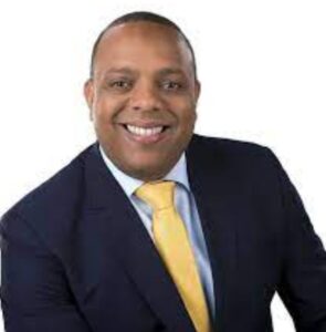 LUIS HENRÍQUEZ. Dos voces diputado PLD-Santo Domingo (2016-2020 y 2020-2024). Se destaca por ser el congresista radicalmente opuesto a la política de empréstito del Gobierno de Luis Abinader, sobre todo, los que no son debidamente sustentados en cuanto a su inversión.En la dirigencia provincial del PLD, su nombre es de lo que más suena como natural candidato a senador. Ha desarrollado liderazgo a pulso, sin apadrinamiento, gracias a que en la Cámara Baja, se demarca por su rol de opositor más que sus compañeros del PLD.