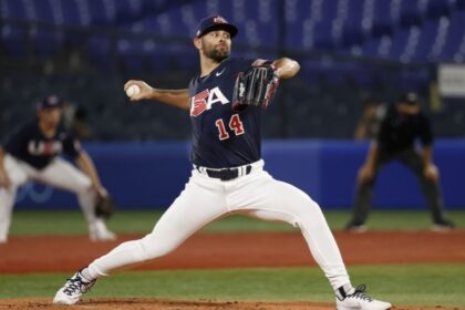 SAN DIEGO (AP) — El lanzador derecho Nick Martínez acordó un contrato de tres años y 26 millones de dólares con los Padres de San Diego. Martínez había rechazado un contrato de $6.5 millones con San Diego la semana pasada, convirtiéndose en agente libre. Pero los Padres hicieron una oferta más sustancial después de que tuvo marca de 4-4 con efectividad de 3.47 en su regreso del béisbol japonés. “Amo la ciudad”, dijo Martínez el miércoles, según el San Diego Union-Tribune. “Los fanáticos fueron increíbles. El apoyo, el amor. Siento que tienen las mismas ganas de ganar que el equipo. Obviamente, hablas de la casa club, lo bueno que es el grupo de muchachos, fue realmente una obviedad”.