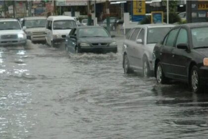 El Centro de Operaciones de Emergencia (COE) mantiene cinco provincias en alerta verde en el este del país ante la previsión de que se produzcan aguaceros dispersos y tronadas que serán más frecuentes en la tarde hasta las primeras horas de la noche. Según el pronóstico de la Oficina Nacional de Meteorología (Onamet), la nubosidad dispersa transportada por viento del este/noreste hacia el territorio nacional estará generando chubascos aislados en la porción este y noreste del país en las primeras horas del día.