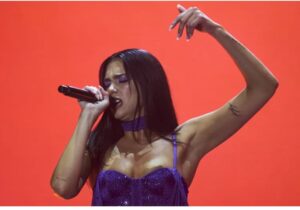 Quienes dijeron «sí» a Qatar 2022En paralelo a la celebración de la competición deportiva, varios conciertos de importantes nombres de la música se llevarán a cabo en la capital catarí, como Black Eyed Peas el mismo día 20 o Robbie Williams el 8 de diciembre, según consta en la web ILoveQatar. También actuarán en diferentes fechas y recintos J. Balvin, David Guetta, Steve Aoki, Craig David, Major Lazer Soundsystem y el español Omar Montes. Además, en la banda sonora oficial del Mundial (en esta ocasión no hay una canción oficial, sino varias) participan el colombiano Maluma con «Tukoh Taka» junto a Myriam Fares y Nicki Minaj, y el puertorriqueño Ozuna, con «Arhbo».