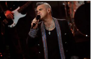 Según informa la web de la FIFA, los dos primeros estarán en la víspera del inicio del Mundial en el FIFA Fan Festival, un recinto de Doha que acogerá diversas actuaciones en las próximas semanas, pero no la rapera estadounidense que ha recibido el rechazo de parte de sus seguidores por firmar este tema para un evento en un país que no respeta los derechos humanos.De las críticas por un movimiento similar no escapó otra diva gay, la cubano-española Chanel, que vio dañada su imagen por la contradicción de haber sido pregonera del último Orgullo en Madrid y presentar a continuación su sencillo «Toke» como canción oficial de la selección española de fútbol en este Mundial.

«Yo tengo muy claros mis principios y cuanto más lejos y a más personas pueda llevar mi mensaje, más orgullosa estaré», argumentó tras ser preguntada por EFE acerca de si no le representaba un conflicto moral asociar un tema a un evento de un país que coarta los derechos de las mujeres y persigue al colectivo LGTBQ+ con penas de cárcel o incluso la muerte.

Más tajante fue acerca de si consideraba que, siguiendo el ejemplo de otras selecciones como las de Inglaterra, Países Bajos o Alemania, el capitán de la Roja debería llevar un brazalete con la bandera arcoíris. «No puedo hablar por otras personas, pero yo estaría muy orgullosa de llevar ese brazalete», afirmó delante del presidente de la RFEF, Luis Rubiales