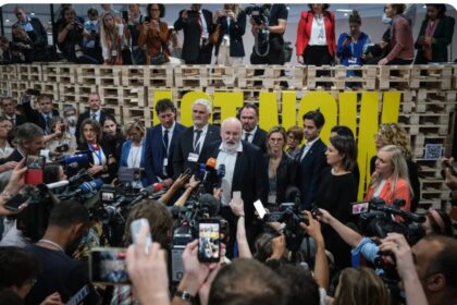 Sharm el Sheij (Egipto) (EFE).- La Unión Europea (UE) ha amenazado este sábado con romper con la cumbre del clima de Naciones Unidas (COP27) y abandonar la reunión si no se mantienen en el documento final los compromisos para no superar el límite de 1,5 Cº de calentamiento global algo que «parece que se está alejando». Así lo ha señalado el vicepresidente de la Comisión Europea, Frans Timmermans, en un improvisado encuentro con los medios al que compareció acompañado de varios ministros y altos funcionarios europeos, entre ellos la vicepresidenta tercera del gobierno español Teresa Ribera, que dieron respaldo al anuncio. «Seremos claros. Los socios de la UE están aquí para traer un buen resultado. Preferimos no tener una decisión que tener una mala decisión», dijo Timmermans visiblemente molesto.