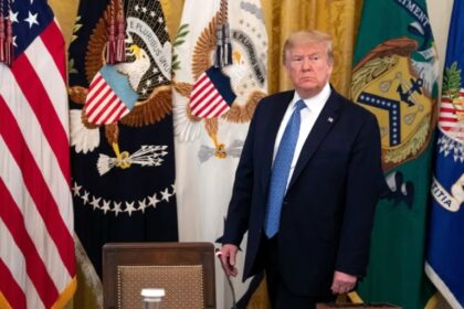 Washington (EFE).- El fiscal general de Estados Unidos, Merrick Garland, anuncia la designación de un fiscal especial que investigará al expresidente Donald Trump por su posible implicación en el asalto al Capitolio y por los documentos clasificados hallados en su residencia de Mar-a-Lago (Florida). Garland no citó expresamente a Trump, pero sí dejó claro que la investigación se referirá a las posibles implicaciones de quienes instigaron el asalto al Capitolio del 6 de enero de 2021, así como a los documentos hallados durante un registro del FBI en la mansión del exmandatario en Mar-a-Lago.