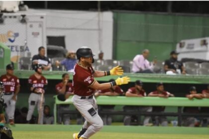 Santo Domingo.- José Sirí y Hanser Alberto remolcaron cada uno una carrera en el décimo episodio para un triunfo por blanqueada 2-0 sobre las Estrellas Orientales esat noche en el Estadio Tetelo Vargas. Todo vino después de una larga jornada de nueve entradas sin posibilidad para marcar entre los dos equipos. Los Gigantes se apoyaron en un error del conjunto verde. La labor del pitcheo de los de Gigantes y las Estrellas impidieron cualquier libertad durante esas nueve entradas en las que desfilaron ocho lanzadores, cuatro por cada equipo.
