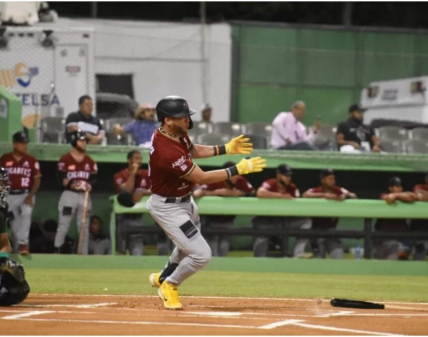 Santo Domingo.- José Sirí y Hanser Alberto remolcaron cada uno una carrera en el décimo episodio para un triunfo por blanqueada 2-0 sobre las Estrellas Orientales esat noche en el Estadio Tetelo Vargas. Todo vino después de una larga jornada de nueve entradas sin posibilidad para marcar entre los dos equipos. Los Gigantes se apoyaron en un error del conjunto verde. La labor del pitcheo de los de Gigantes y las Estrellas impidieron cualquier libertad durante esas nueve entradas en las que desfilaron ocho lanzadores, cuatro por cada equipo.