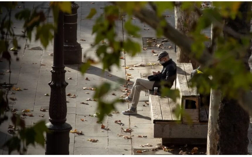 Madrid (EFE).- La distancia física y el propio diseño de las redes sociales, que permite expresar ideas «libremente» incluso desde el anonimato, amparan y favorecen el insulto y los comentarios despectivos, pero esas opiniones pueden causar graves daños en la salud mental de quienes los reciben. Estas víctimas sufren problemas psicológicos, sociales, e incluso físicos, que van desde la ira, el insomnio, el miedo, y la tristeza, a la depresión, la ansiedad, el estrés, la baja autoestima, la angustia, o los problemas de imagen corporal y las enfermedades crónicas, entre otros. Y es que hay un sinfín de maneras de dañar desde una red social desde un simple «no me gusta» hasta insultar, amenazar, difundir falsos rumores o suplantar identidades, unas acciones que en el caso del ciberacoso se hacen siempre mediante mensajes privados. Para entender en profundidad este grave fenómeno social, la Fundación Mapfre y la Universidad de Deusto han presentado hoy el estudio «Comentarios negativos en las redes sociales», basado en una encuesta a 2.520 adultos usuarios de redes como Instagram, Facebook, Twitter, TikTok, Snapchat o YouTube.