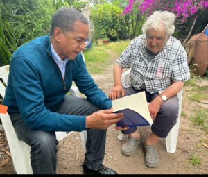  Uruguay. – El político dominicano, Julio César Valentín, se reunió este jueves con el expresidente de Uruguay, Pepe Mujica, con quien socializó sobre el surgimiento de una nueva propuesta política en la República Dominicana entre otros temas de interés mundial.

“Todo un lujo hablar sobre la amenaza del cambio climático, la defensa del planeta, política regional, integración y sobre todo del amor a la humanidad.

Hablamos de ciudadanizar la política, de justicia social, inclusión, igualdad de derechos y más. ¡Todo un lujo!”, así describió Valentín, el encuentro sostenido con Mujica.

Igualmente, aprovecharon la ocasión, para hablar sobre el más reciente libro de la autoría del ex senador por Santiago de los Caballeros, “Los Movimientos Sociales dominicanos en el siglo XXI”, el cual ya se puede adquirir en Amazon y librerías dominicanas.