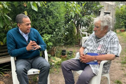 Uruguay. – El político dominicano, Julio César Valentín, se reunió este jueves con el expresidente de Uruguay, Pepe Mujica, con quien socializó sobre el surgimiento de una nueva propuesta política en la República Dominicana entre otros temas de interés mundial. “Todo un lujo hablar sobre la amenaza del cambio climático, la defensa del planeta, política regional, integración y sobre todo del amor a la humanidad. Hablamos de ciudadanizar la política, de justicia social, inclusión, igualdad de derechos y más. ¡Todo un lujo!”, así describió Valentín, el encuentro sostenido con Mujica. Igualmente, aprovecharon la ocasión, para hablar sobre el más reciente libro de la autoría del ex senador por Santiago de los Caballeros, “Los Movimientos Sociales dominicanos en el siglo XXI”, el cual ya se puede adquirir en Amazon y librerías dominicanas.