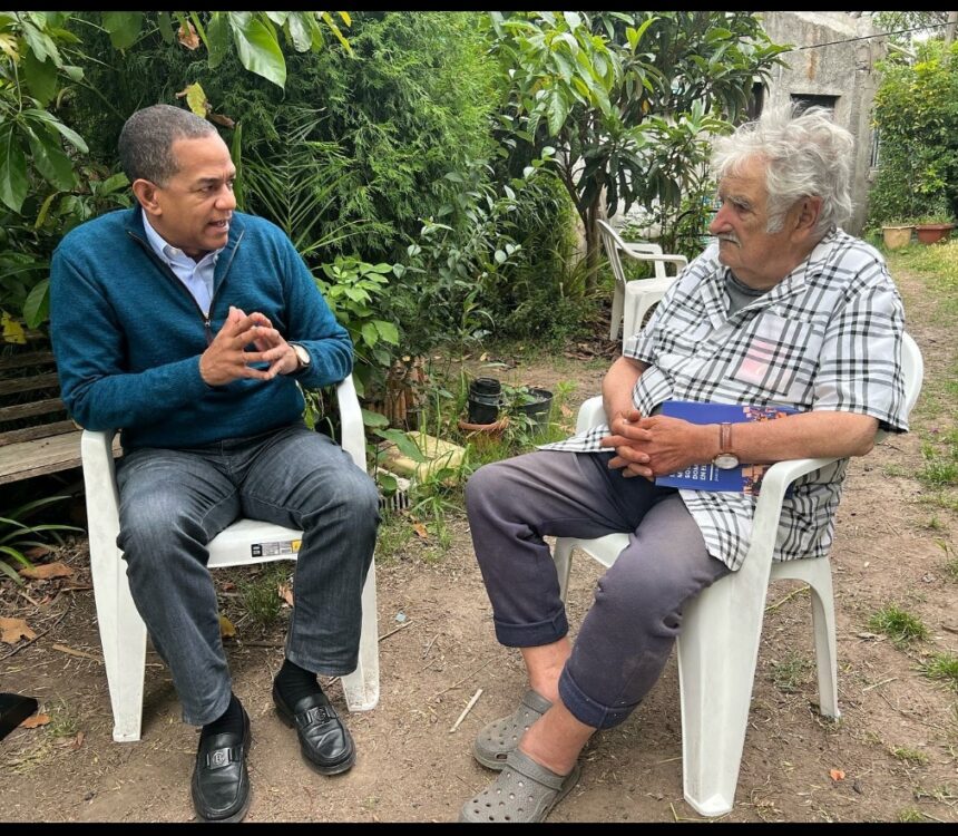 Uruguay. – El político dominicano, Julio César Valentín, se reunió este jueves con el expresidente de Uruguay, Pepe Mujica, con quien socializó sobre el surgimiento de una nueva propuesta política en la República Dominicana entre otros temas de interés mundial. “Todo un lujo hablar sobre la amenaza del cambio climático, la defensa del planeta, política regional, integración y sobre todo del amor a la humanidad. Hablamos de ciudadanizar la política, de justicia social, inclusión, igualdad de derechos y más. ¡Todo un lujo!”, así describió Valentín, el encuentro sostenido con Mujica. Igualmente, aprovecharon la ocasión, para hablar sobre el más reciente libro de la autoría del ex senador por Santiago de los Caballeros, “Los Movimientos Sociales dominicanos en el siglo XXI”, el cual ya se puede adquirir en Amazon y librerías dominicanas.