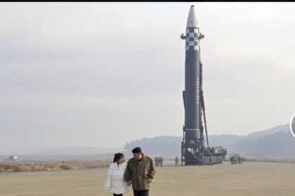 SEÚL, Corea del Sur (AP) — Corea del Norte presentó a la poco conocida hija de su líder Kim Jong Un en un sitio de lanzamiento de misiles, atrayendo la atención sobre un miembro de cuarta generación de la familia dinástica que ha gobernado Corea del Norte durante más de siete décadas. Los medios estatales de Corea del Norte dijeron el sábado que Kim había observado el lanzamiento de su nuevo tipo de misil balístico intercontinental con su esposa Ri Sol Ju, su "amada hija" y otros funcionarios el día anterior. Kim dijo que el lanzamiento del misil Hwasong-17, el misil con capacidad nuclear de mayor alcance del Norte, demostró que tiene un arma confiable para contener las amenazas militares lideradas por Estados Unidos. El periódico principal de Rodong Sinmun también publicó una gran cantidad de fotos de Kim mirando un misil que se disparaba desde la distancia con su hija. Otras fotos la mostraban con el cabello recogido hacia atrás, vistiendo una bata blanca y un par de zapatos rojos mientras caminaba de la mano con su padre junto a un enorme misil sobre un camión de lanzamiento.