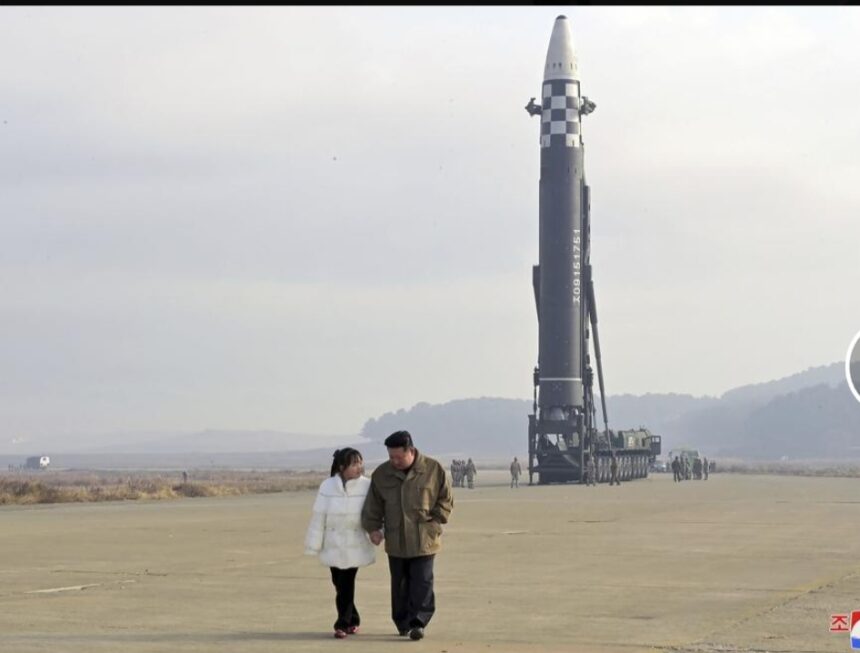 SEÚL, Corea del Sur (AP) — Corea del Norte presentó a la poco conocida hija de su líder Kim Jong Un en un sitio de lanzamiento de misiles, atrayendo la atención sobre un miembro de cuarta generación de la familia dinástica que ha gobernado Corea del Norte durante más de siete décadas. Los medios estatales de Corea del Norte dijeron el sábado que Kim había observado el lanzamiento de su nuevo tipo de misil balístico intercontinental con su esposa Ri Sol Ju, su "amada hija" y otros funcionarios el día anterior. Kim dijo que el lanzamiento del misil Hwasong-17, el misil con capacidad nuclear de mayor alcance del Norte, demostró que tiene un arma confiable para contener las amenazas militares lideradas por Estados Unidos. El periódico principal de Rodong Sinmun también publicó una gran cantidad de fotos de Kim mirando un misil que se disparaba desde la distancia con su hija. Otras fotos la mostraban con el cabello recogido hacia atrás, vistiendo una bata blanca y un par de zapatos rojos mientras caminaba de la mano con su padre junto a un enorme misil sobre un camión de lanzamiento.