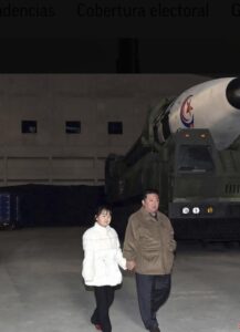 SEÚL, Corea del Sur (AP) — Corea del Norte presentó a la poco conocida hija de su líder Kim Jong Un en un sitio de lanzamiento de misiles, atrayendo la atención sobre un miembro de cuarta generación de la familia dinástica que ha gobernado Corea del Norte durante más de siete décadas.Los medios estatales de Corea del Norte dijeron el sábado que Kim había observado el lanzamiento de su nuevo tipo de misil balístico intercontinental con su esposa Ri Sol Ju, su "amada hija" y otros funcionarios el día anterior. Kim dijo que el lanzamiento del misil Hwasong-17, el misil con capacidad nuclear de mayor alcance del Norte, demostró que tiene un arma confiable para contener las amenazas militares lideradas por Estados Unidos.