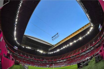 Doha (EFE).- Este domingo, el estadio Al Bayt de Al-Khor dará el pistoletazo de salida a Qatar 2022, el regreso de un Mundial al continente asiático, con el encuentro entre la selección anfitriona y Ecuador. Será un partido inaugural inédito entre la debutante Catar y la Tri, que abre una Copa del Mundo por primera vez en su historia
