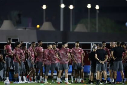 Doha (EFE).- Que empiece a hablar el fútbol. El banderazo de salida del Mundial de 2022, tras el preámbulo marcado por la mayor polémica de la historia de este campeonato, se dará entre los que son, en teoría, los dos rivales más débiles del grupo A, la selección anfitriona y una Ecuador que regresa tras una edición de ausencia. El balón tomará la palabra en el momento en el que el colegiado italiano Daniele Orsato dé la orden de salida en el estadio Al Bayt y las 60.000 gargantas comiencen a alentar a los futbolistas, un grito con el que se espera acallar las críticas que hasta ahora rodean al Mundial.