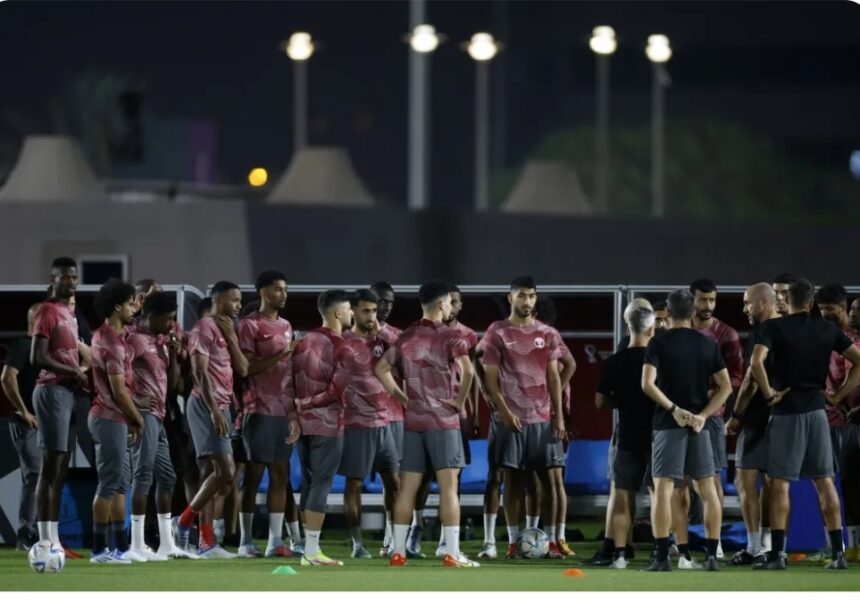 Doha (EFE).- Que empiece a hablar el fútbol. El banderazo de salida del Mundial de 2022, tras el preámbulo marcado por la mayor polémica de la historia de este campeonato, se dará entre los que son, en teoría, los dos rivales más débiles del grupo A, la selección anfitriona y una Ecuador que regresa tras una edición de ausencia. El balón tomará la palabra en el momento en el que el colegiado italiano Daniele Orsato dé la orden de salida en el estadio Al Bayt y las 60.000 gargantas comiencen a alentar a los futbolistas, un grito con el que se espera acallar las críticas que hasta ahora rodean al Mundial.