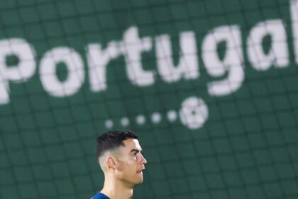 Lisboa (EFE).- En medio del peor año de su laureada carrera, Cristiano Ronaldo llega al Mundial de Qatar 2022 con la mirada puesta en la redención con Portugal de una temporada marcada por la polémica y el mediático divorcio con el Manchester United. Ahora con las «quinas», donde mantiene la relevancia de siempre, Cristiano intentará ganar el único gran trofeo que le falta y a la vez intentar hacer olvidar el mal momento que atraviesa.
