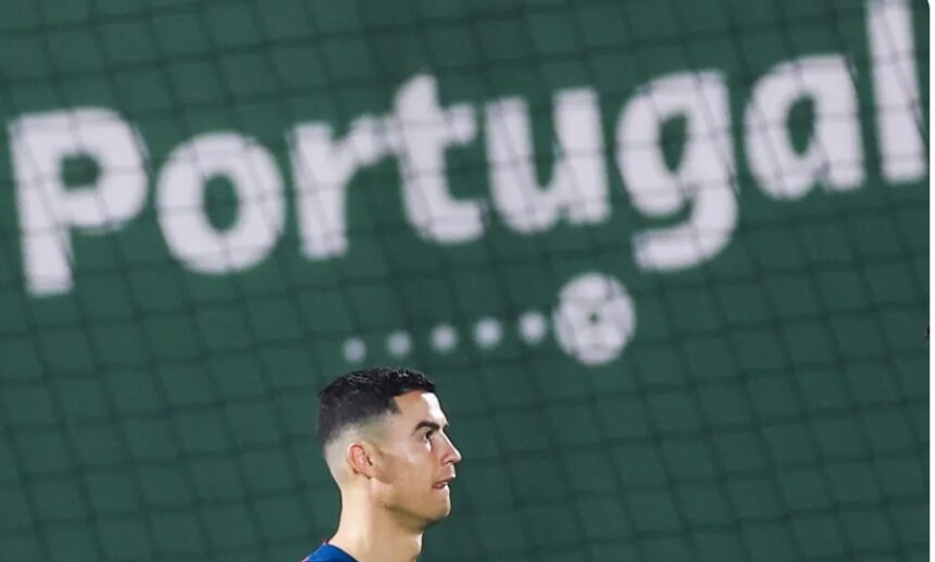Lisboa (EFE).- En medio del peor año de su laureada carrera, Cristiano Ronaldo llega al Mundial de Qatar 2022 con la mirada puesta en la redención con Portugal de una temporada marcada por la polémica y el mediático divorcio con el Manchester United. Ahora con las «quinas», donde mantiene la relevancia de siempre, Cristiano intentará ganar el único gran trofeo que le falta y a la vez intentar hacer olvidar el mal momento que atraviesa.