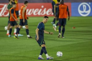 Sin embargo, los aficionados portugueses temen que la situación en Manchester pueda afectar a su jugador estrella y están preocupados por el posible estado de forma de Cristiano, que se perdió el amistoso del jueves ante Nigeria por una gastritis.También está fresca en la memoria la actuación de Cristiano en los dos partidos de la Liga de las Naciones contra República Checa y España, donde fue una sombra de sí mismo y acusó la falta de ritmo.

Las dudas se agravan con la ausencia confirmada de su habitual compañero en el ataque, Diogo Jota (Liverpool), que ha sufrido una lesión que le dejará fuera de la competición.