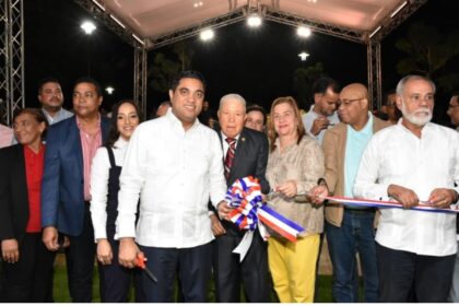 La Vega.- La Alcaldía Municipal de La Vega inauguró y puso a disposición de los veganos el Parque de la Salud Don Hugo Estrella, una obra construida con una inversión aproximada de 20 millones de pesos. El alcalde Kelvin Cruz destacó que se trata de un parque temático que tiene una cancha mixta deportiva, hermosos jardines horizontales y verticales, una plazoleta para conciertos, un espacio para ejercicios físicos y para niños, entre otras áreas para el sano esparcimiento de los ciudadanos veganos.