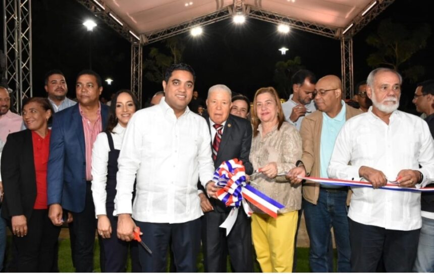 La Vega.- La Alcaldía Municipal de La Vega inauguró y puso a disposición de los veganos el Parque de la Salud Don Hugo Estrella, una obra construida con una inversión aproximada de 20 millones de pesos. El alcalde Kelvin Cruz destacó que se trata de un parque temático que tiene una cancha mixta deportiva, hermosos jardines horizontales y verticales, una plazoleta para conciertos, un espacio para ejercicios físicos y para niños, entre otras áreas para el sano esparcimiento de los ciudadanos veganos.