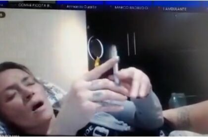 Viviana Polanía, jueza primera penal municipal con función de Control de Garantías de Cúcuta, capital del departamento de Norte de Santander, en Colombia, provocó un escándalo en su país por haber aparecido semidesnuda durante una audiencia virtual. Polanía estaba liderando una sesión virtual para discutir la solicitud de libertad de un hombre detenido cuando, sin querer, su cámara se encendió. Las imágenes mostraron a la jueza en su cama, ataviada con poca ropa en la parte inferior de su cuerpo, y el video se viralizó en redes sociales.