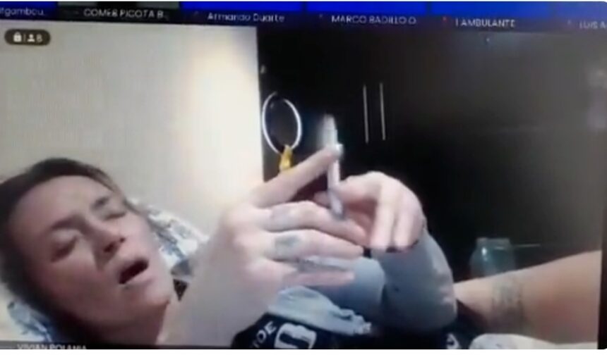 Viviana Polanía, jueza primera penal municipal con función de Control de Garantías de Cúcuta, capital del departamento de Norte de Santander, en Colombia, provocó un escándalo en su país por haber aparecido semidesnuda durante una audiencia virtual. Polanía estaba liderando una sesión virtual para discutir la solicitud de libertad de un hombre detenido cuando, sin querer, su cámara se encendió. Las imágenes mostraron a la jueza en su cama, ataviada con poca ropa en la parte inferior de su cuerpo, y el video se viralizó en redes sociales.