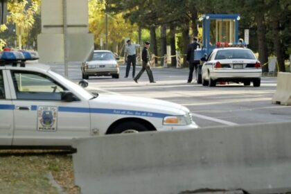 Washington (EFE).- Al menos cinco personas han muerto y cerca de veinte han resultado heridas en un tiroteo registrado en un club frecuentado por homosexuales en Colorado Springs, en el centro de Estados Unidos. Según han informado fuentes policiales, el tiroteo se produjo a medianoche del sábado y la Policía ha detenido a un sospechoso de participar en la masacre.