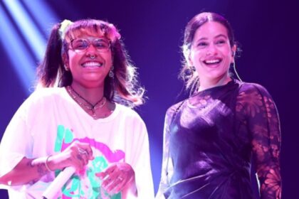 La cantante urbana Tokischa se galardona también con un Grammy por la colaboración “La Combi Versace” junto a Rosalía y que forma parte de su álbum “Motomami”. Aunque la “Toki” no pudo estar presente en la premiación, por situaciones ajenas a su voluntad. La intérprete celebró con orgullo que su colega Española con quien ya lleva su segunda colaboración, ganara este importante renglón. Por su parte, Rosalía, tras darse a conocer en Twitter que Tokischa sería la primera artista urbana dominicana en ganar un Latín Grammy agregó lo siguiente en un Twit; “Felicidades Tokiiii @Tokischa Dios bendiga RD y su arte”.