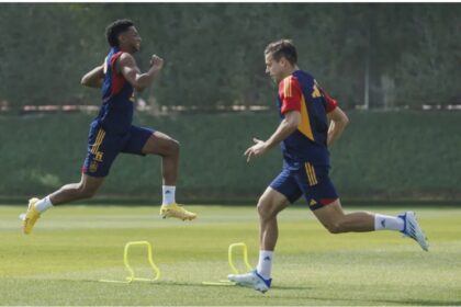 Doha (EFE).- El estreno de Alejandro Balde en un entrenamiento de la absoluta fue la noticia de la sesión a puerta cerrada de la selección española en su ‘cuartel general’, la Universidad de Catar, donde el seleccionador Luis Enrique Martínez aumentó la carga de trabajo con Hugo Guillamón, al margen, y Álvaro Morata ejercitándose resfriado. No corre peligro la participación de Morata el miércoles en el estreno de la selección española en el Mundial, según informaron a EFE fuentes de la selección española, pero el delantero madrileño sufre un resfriado que le impidió entrenarse al máximo. Pese a ello saltó al césped con sus compañeros y estuvo presente en casi toda la sesión, más larga de lo habitual.