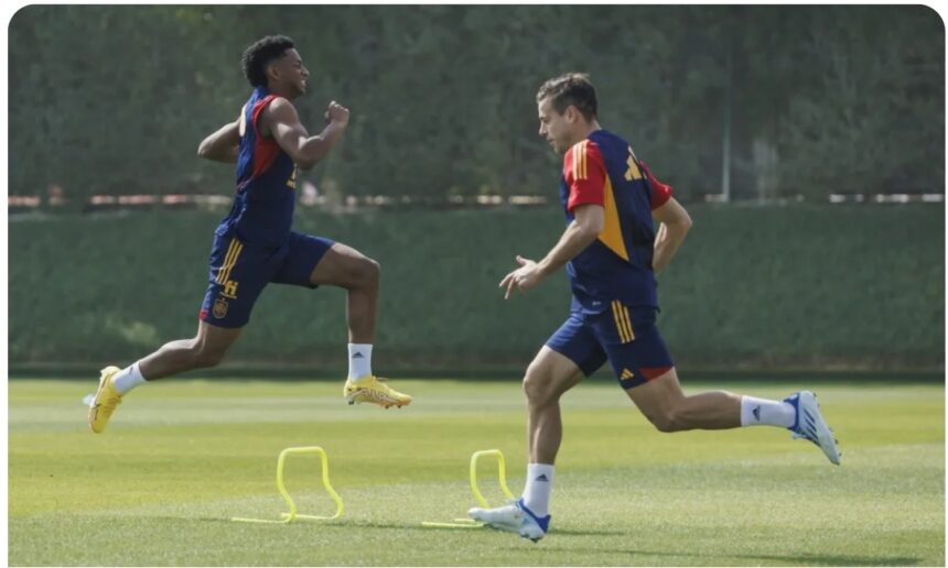 Doha (EFE).- El estreno de Alejandro Balde en un entrenamiento de la absoluta fue la noticia de la sesión a puerta cerrada de la selección española en su ‘cuartel general’, la Universidad de Catar, donde el seleccionador Luis Enrique Martínez aumentó la carga de trabajo con Hugo Guillamón, al margen, y Álvaro Morata ejercitándose resfriado. No corre peligro la participación de Morata el miércoles en el estreno de la selección española en el Mundial, según informaron a EFE fuentes de la selección española, pero el delantero madrileño sufre un resfriado que le impidió entrenarse al máximo. Pese a ello saltó al césped con sus compañeros y estuvo presente en casi toda la sesión, más larga de lo habitual.