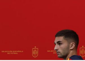 «España no está obligada a llegar hasta ningún lugar. Vamos a dar todo de nosotros mismos, a jugar de la mejor manera posible y desde ahí, si el resultado nos acompaña seguiremos jugando, y si no, nos iremos con la cabeza alta a seguir trabajando y aprendiendo», añadió.Valoró Ferran Torres la juventud de un grupo con hambre de forma positiva y el ambiente que se respira dentro de la selección española antes de iniciar el que será primer Mundial para la mayoría del grupo.

«Llevamos demostrando mucho tiempo que somos un equipo muy joven con veteranos que han jugado más Mundiales y nos dan el puntito que nos falta a los jóvenes, pero tenemos mucha hambre y ganas de demostrar nuestro fútbol. Es un orgullo que haya muchos jugadores del Barça, significa que estamos haciendo las cosas bien, trabajando por el buen camino. Somos un grupo joven, también de otros equipos y es un signo de motivación para seguir trabajando», dijo.