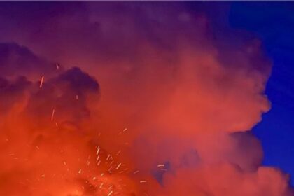 MOSCÚ (AP) — Dos volcanes en la península rusa de Kamchatka arrojan imponentes nubes de ceniza y lava incandescente y los científicos dicen que grandes erupciones podrían estar en camino. La península, que se extiende hacia el Océano Pacífico a unos 6.600 kilómetros (4.000 millas) al este de Moscú, es una de las áreas de mayor concentración de actividad geotérmica del mundo, con unos 30 volcanes activos. La nueva actividad repentina siguió a un fuerte terremoto el sábado, según informes de prensa.