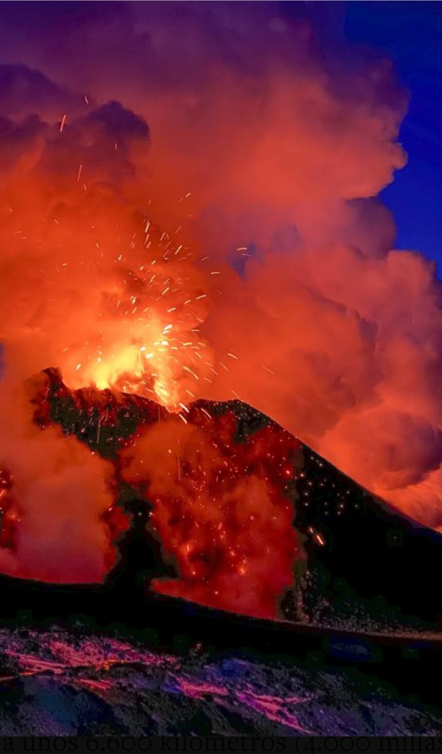 MOSCÚ (AP) — Dos volcanes en la península rusa de Kamchatka arrojan imponentes nubes de ceniza y lava incandescente y los científicos dicen que grandes erupciones podrían estar en camino. La península, que se extiende hacia el Océano Pacífico a unos 6.600 kilómetros (4.000 millas) al este de Moscú, es una de las áreas de mayor concentración de actividad geotérmica del mundo, con unos 30 volcanes activos. La nueva actividad repentina siguió a un fuerte terremoto el sábado, según informes de prensa.