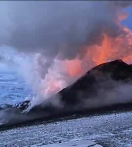 Los flujos de lava y las emisiones de ceniza también provienen del volcán Shiveluch, dijo el instituto.Kamchatka está escasamente poblada. La ciudad de Klyuchi, con unas 5.000 personas, se encuentra entre los dos volcanes, a 30-50 kilómetros (20-30 millas) de cada uno. Los volcanes están a unos 450 kilómetros (270 millas) de la única ciudad importante de la península, Petropavlovsk-Kamchatsky.