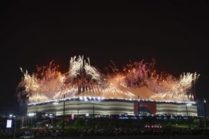 Al Khor (Catar) (EFE).- La tradición catarí y la modernidad se mezclaron en la ceremonia de inauguración del Mundial 2022, en el estadio Al Bayt de Al Khor, una de las joyas arquitectónicas erigidas para albergar la competición y escenario del primer partido, entre la selección anfitriona y la de Ecuador. El escenario del acto no podía ser más adecuado. El estadio toma su nombre de las bayt al sha’ar, las tiendas tradicionales que usaban los nómadas de Catar y de la región del Golfo y su estructura se asemeja claramente a ellas. Bajo la presidencia del emir Sheikh Tamim bin Hamad Al Thani, muy aclamado por el público, el primer Mundial de la historia en Oriente Medio exhibió una ceremonia rápida, de media hora, por momentos muy sentida, en la que se mostraron las raíces del país, su vinculación al desierto, y se quiso mandar un mensaje de unidad y de modernidad.