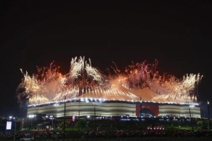 Al Khor (Catar) (EFE).- La tradición catarí y la modernidad se mezclaron en la ceremonia de inauguración del Mundial 2022, en el estadio Al Bayt de Al Khor, una de las joyas arquitectónicas erigidas para albergar la competición y escenario del primer partido, entre la selección anfitriona y la de Ecuador. El escenario del acto no podía ser más adecuado. El estadio toma su nombre de las bayt al sha’ar, las tiendas tradicionales que usaban los nómadas de Catar y de la región del Golfo y su estructura se asemeja claramente a ellas. Bajo la presidencia del emir Sheikh Tamim bin Hamad Al Thani, muy aclamado por el público, el primer Mundial de la historia en Oriente Medio exhibió una ceremonia rápida, de media hora, por momentos muy sentida, en la que se mostraron las raíces del país, su vinculación al desierto, y se quiso mandar un mensaje de unidad y de modernidad.