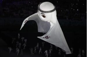 Tradición y modernidad en el pistoletazo de salida del Mundial de Qatar 2022 7 El actor Morgan Freeman, que tuvo un papel importante en el inicio, aseguró que «el fútbol da la vuelta al mundo y el que une a las naciones une también a las comunidades».El cantante Jung Kook, integrante del grupo surcoreano BTS, interpretó «Dreamers», canción incluida en la banda sonora oficial del Mundial, junto al cantante catarí Fahad Al Kubaisi, lo que también supone, según los organizadores, una llamada a la unidad de «toda la humanidad, salvando las diferencias a través del humanismo, el respeto y la inclusión».
En la ceremonia hubo pequeños homenajes a las 32 selecciones, como breves fragmentos de canciones típicas con las que las aficiones las animan, y a ediciones precedentes de la Copa del Mundo, con la salida y despliegue de las mascotas, entre ellas Gauchito y Naranjito, así como con himnos de los últimos torneos, entre ellos el Waka Waka de Shakira.