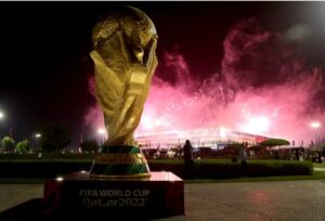 Tradición y modernidad en el pistoletazo de salida del Mundial de Qatar 2022 8 Previamente el exjugador Marcel Desailly, campeón mundial con Francia, introdujo el trofeo de la Copa del Mundo que ganaron los ‘bleus’ hace cuatro años en el Luzhniki moscovita y durante más de tres horas varios miles de seguidores ecuatorianos se hicieron notar en uno de los fondos del coliseo de Al Khor.