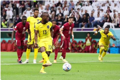 En el partido inaugural del Grupo A, entre Catar, país anfitrión, y Ecuador, el ecuatoriano Enner Valencia marcó de penalti el primer gol de Catar 2022, en el minuto 15 del primer tiempo. El partido se disputa en el estadio Al Bayt, situado a 40 kilómetros al norte de Doha, la capital del país. El penalti se produjo en una internada de Valencia en el área, con el balón controlado, y al superar la salida del portero este le barrió las piernas con la mano.