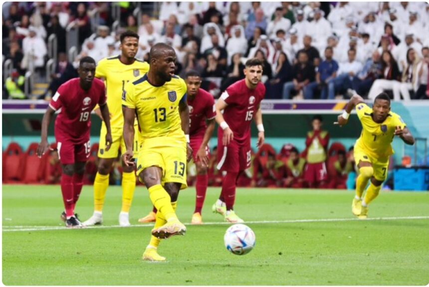En el partido inaugural del Grupo A, entre Catar, país anfitrión, y Ecuador, el ecuatoriano Enner Valencia marcó de penalti el primer gol de Catar 2022, en el minuto 15 del primer tiempo. El partido se disputa en el estadio Al Bayt, situado a 40 kilómetros al norte de Doha, la capital del país. El penalti se produjo en una internada de Valencia en el área, con el balón controlado, y al superar la salida del portero este le barrió las piernas con la mano.