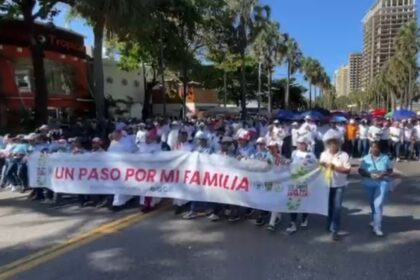 Cientos de feligreses de la Iglesia Católica realizaron hoy la multitudinaria caminata «Un Paso Por Mi Familia», con el objetivo de promover el rescate de los valores en la sociedad y la unidad familiar. Bajo el lema «Unidos por la Altagracia», inició a las 8:00 de la mañana desde la Avenida Máximo Gómez, esquina George Washington y juntos la caminata que va hacia el Parque Eugenio María de Hostos.