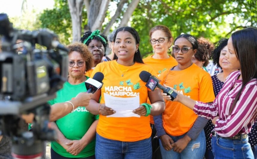SANTO DOMINGO.- Más de 80 organizaciones sociales y la ciudadanía independiente invitaron hoy a participar en la “Marcha de las Mariposas”, una manifestación cívica y familiar por la vida de las mujeres que tendrá lugar este próximo domingo 27 de noviembre. Bajo la consigna “por una República Dominicana donde las mujeres vivan con derechos y libres de violencia”, se informó mediante rueda de prensa que la marcha iniciará a las 9:00 de la mañana en la avenida Mirador Sur esquina Enrique Jiménez Moya, y culminará en el Centro de los Héroes.