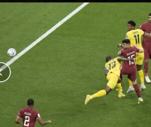 AL KHOR, Qatar (AP) — El primer partido de la Copa del Mundo de Qatar terminó con consternación para un equipo superado y con un lugar en la historia del fútbol no deseado. El torneo lleno de controversias se inauguró el domingo con Qatar siendo superado y avergonzado en una derrota por 2-0 ante Ecuador frente a 67.372 aficionados en el estadio Al Bayt. En 92 años del mayor evento del fútbol, ​​un equipo anfitrión nunca había perdido su primer partido. La primera Copa del Mundo en el Medio Oriente es una oportunidad para Qatar, un pequeño país árabe que se adentra en el Golfo Pérsico, para exhibirse ante el resto del mundo. Su equipo de fútbol, ​​jugando a este nivel por primera vez en virtud de ser anfitrión del torneo, no pudo estar a la altura del momento ya que el cap