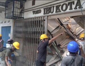 YAKARTA, Indonesia (AP) — Un terremoto sacudió el lunes la isla principal de Java, Indonesia, matando al menos a 46 personas, dañando decenas de edificios y enviando a los residentes a las calles de la capital en busca de seguridad.El Servicio Geológico de Estados Unidos dijo que el sismo de magnitud 5,6 tuvo su epicentro en la región de Cianjur, en la provincia de Java Occidental, a una profundidad de 10 kilómetros (6,2 millas). “Hay 46 muertos en el hospital regional de Cianjur y alrededor de 700 heridos. Muchos resultaron heridos porque fueron golpeados por edificios derrumbados”, dijo el jefe de la Agencia Nacional de Mitigación de Desastres, Suharyanto. Se informaron varios deslizamientos de tierra alrededor de Cianjur. Docenas de edificios resultaron dañados, incluido un internado islámico, un hospital y otras instalaciones públicas, dijo la agencia.