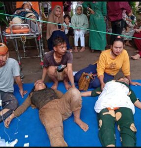 YAKARTA, Indonesia (AP) — Un terremoto sacudió el lunes la isla principal de Java, Indonesia, matando al menos a 46 personas, dañando decenas de edificios y enviando a los residentes a las calles de la capital en busca de seguridad.El Servicio Geológico de Estados Unidos dijo que el sismo de magnitud 5,6 tuvo su epicentro en la región de Cianjur, en la provincia de Java Occidental, a una profundidad de 10 kilómetros (6,2 millas). “Hay 46 muertos en el hospital regional de Cianjur y alrededor de 700 heridos. Muchos resultaron heridos porque fueron golpeados por edificios derrumbados”, dijo el jefe de la Agencia Nacional de Mitigación de Desastres, Suharyanto.