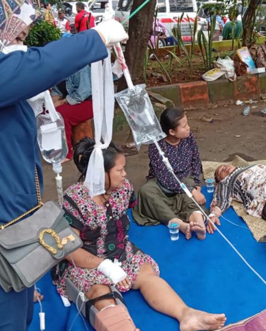 YAKARTA, Indonesia (AP) — Un terremoto sacudió el lunes la isla principal de Java, Indonesia, matando al menos a 46 personas, dañando decenas de edificios y enviando a los residentes a las calles de la capital en busca de seguridad. El Servicio Geológico de Estados Unidos dijo que el sismo de magnitud 5,6 tuvo su epicentro en la región de Cianjur, en la provincia de Java Occidental, a una profundidad de 10 kilómetros (6,2 millas). “Hay 46 muertos en el hospital regional de Cianjur y alrededor de 700 heridos. Muchos resultaron heridos porque fueron golpeados por edificios derrumbados”, dijo el jefe de la Agencia Nacional de Mitigación de Desastres, Suharyanto. Se informaron varios deslizamientos de tierra alrededor de Cianjur. Docenas de edificios resultaron dañados, incluido un internado islámico, un hospital y otras instalaciones públicas, dijo la agencia.