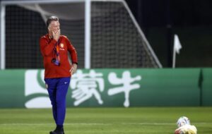 A sus 71 años y 105 días (será el tercer entrenador de mayor edad en la historia del torneo), invencible desde su regreso al banquillo nacional y en tratamiento por un cáncer de próstata, según anunció la pasada primavera, es el técnico por el que han apostado las autoridades del fútbol neerlandés para resurgir ante los ojos de todo el planeta, con un entrenador con una racha imponente.No sólo en su etapa actual, desde que sustituyó a Frank de Boer (15 encuentros sin perder y cinco triunfos en sus últimos seis encuentros, con victorias de renombre frente a Bélgica, uno de ellos por 1-4, Gales y Polonia, también presentes en Qatar 2022), sino que también más allá: nadie ganó al técnico con la ‘oranje’ en sus 25 duelos más recientes y sólo sufrió una derrota en el último tramo de 43 choques que ha dirigido a la selección en varias etapas.

El último encuentro que perdió en ese cargo fue el 25 de marzo de 2014: 2-0 con Francia.