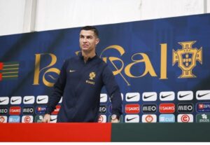 Cristiano Ronaldo: Si aún tengo algo que demostrar con 37 años y 8 meses, me preocuparía 7 Para él, sus declaraciones en ‘Talk TV’ contra de su actual club, el Manchester United, no afectarán a la selección ni al ambiente en ella rumbo al estreno en Qatar 2022 contra Ghana. «Todos los jugadores, todo el personal, todo el vestuario, me conoce y saben cómo soy y pienso. Me conocen desde los 11 años. No se dejarán influir por lo que dicen o escriben», advirtió el atacante, que explicó el gesto con Bruno Fernandes que recorrió todas las televisiones y las redes sociales al principio de la concentración.«Mi relación con él es excelente», expresó. Y explicó la escena: «Su avión llegó tarde y le pregunté si había venido en barco». Tal situación se sumó a otra que ocurrió cuando agarró a Joao Cancelo para calmarle tras un conflicto en el entrenamiento con Joao Félix, por una entrada sobre él del futbolista del Atlético de Madrid. «El ambiente de la selección es muy bueno. No hay ningún problema. El grupo está blindado», remarcó.