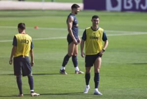Cristiano Ronaldo: Si aún tengo algo que demostrar con 37 años y 8 meses, me preocuparía 8 «Sería mágico ganar el Mundial, pero no me falta nada en mi vida. Ya he ganado mucho más de lo que esperaba. Ganar sería un sueño, pero sólo puede ganar una selección. Todos tenemos esa ambición, pero vayamos con calma. Soy ambicioso. Quiero ganar el Mundial. Pero aún si me dicen que no voy a ganar más títulos hasta el final de mi carrera sería feliz. Tengo que estar orgulloso de mí mismo, de todo lo que he hecho», apuntó el atacante, que aseguró que «firmaría» ser campeón «sin un gol» suyo.«Tenemos un gran potencial. Pero hay que pensar con tranquilidad, sólo en el primer partido contra Ghana, que es el más difícil. Queremos empezar bien para ganar confianza. Creo que podemos ser la mejor selección del torneo. Es una generación muy buena, con un gran potencial, un equipo joven, pero sabemos que la exigencia es muy grande. Hay que pensar en el primer partido», avisó.